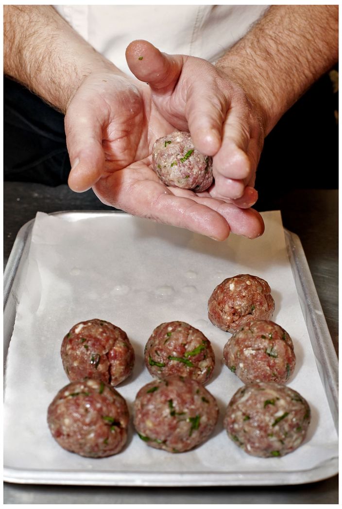 Italian Meatballs with Linguine &#038; Tomato Sauce Recipe Featured Image - Full Image